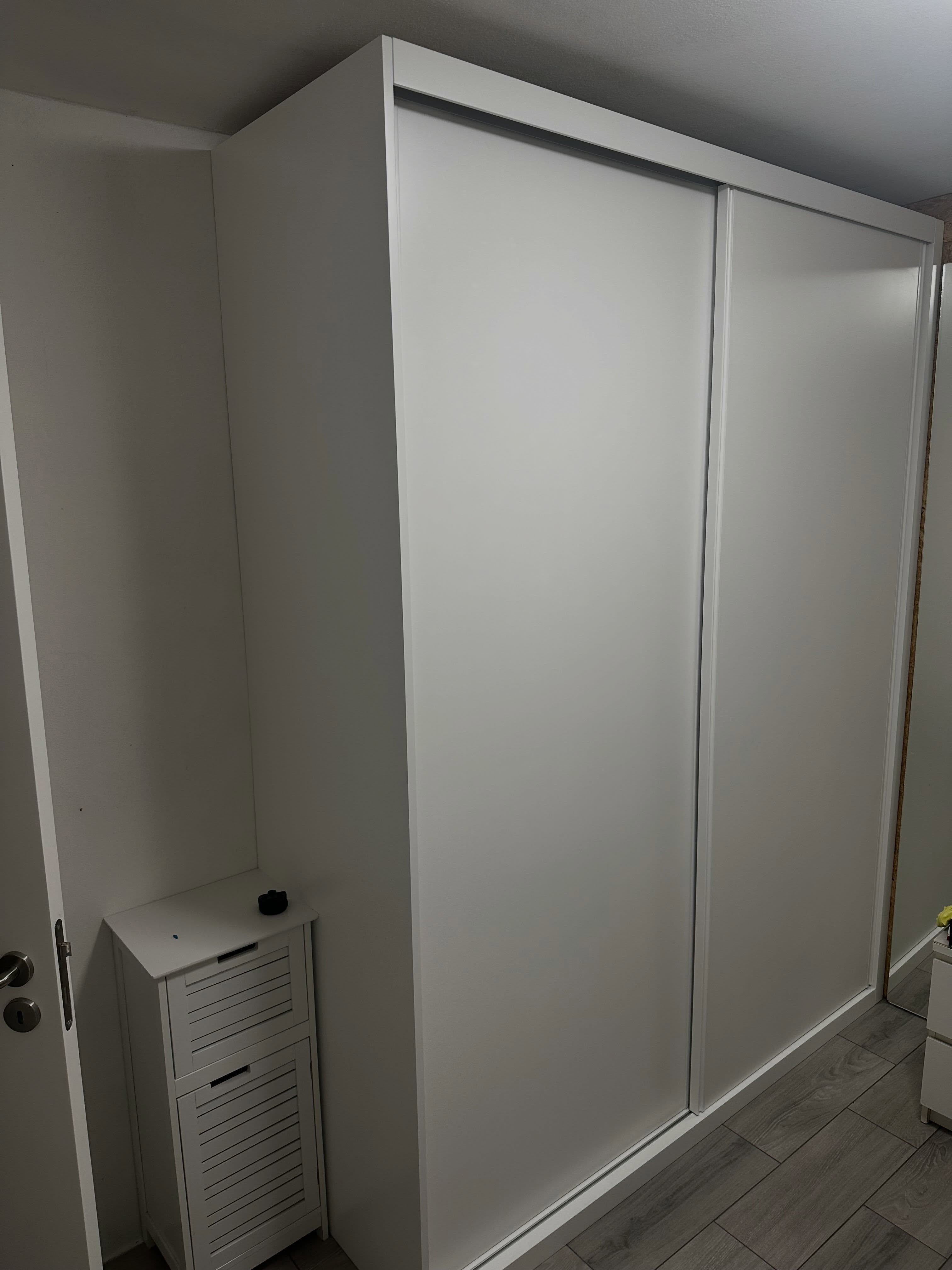 Roupeiro branco por medida com portas de correr